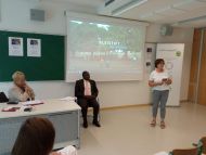 Annamaria Fiung beschließt die Pressekonferenz