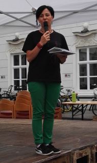 Astrid di Bella moderiert die Veranstaltung