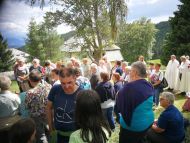 Liturgie beginnt vor der Kirche