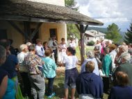 Liturgie beginnt vor der Kirche