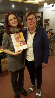 Isabelle Hansen vom Verein EMPEZAMOS und Irene Vieider