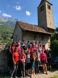 Nach der Sendungsfeier vor dem Prokuluskirchlein