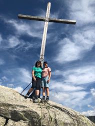 Die Begleiterinnen Ulli und Waltraud haben einen Gipfel erreicht