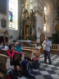 Günther Ennemoser erzählt zu Beginn der Wallfahrt Kulturelles über Gossensass