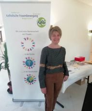 Annalisa Tscholl, Vorsitzende des Dekanates Schlanders wartet auf die Gäste