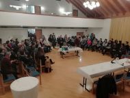 Der Saal füllt sich im Haus der Dorfgemeinschaft in Kortsch