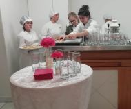 Schüler und Schülerinnen der Fachschule bereiten ein...