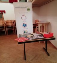 Am Ein- bzw. Ausgang ein Tisch mit kfb-Infomaterial