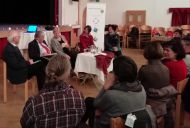 Referenten und Referentinnen mit der Moderatorin Isabella Engl