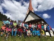 Vor dem Kirchlein St. Johann im Walde