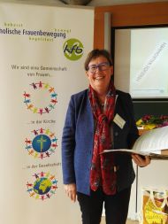 Irene Vieider begrüßt zur Vollversammlung