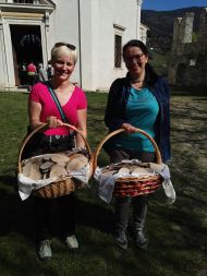 Christine und Elisabeth verteilen die Symbole