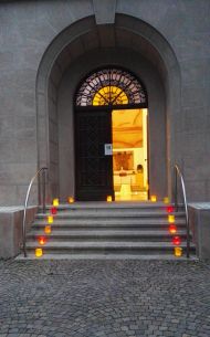 Eingang zur Friedhofskapelle in Bozen