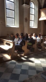 IBei der Besinnung in der Kirche