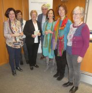 Die Referentinnen und Referenten mit Moderatorin Maja Clara, links im Bild, und kfb-Vorsitzende Irene Vieider, rechts im Bild