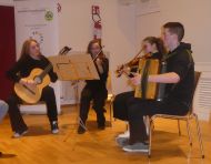 Der Abend wird musikalisch begleitet 