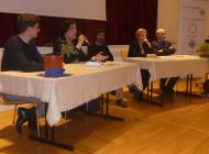 Referentinnen und Referenten stellen sich unter der Leitung von Moderatorin Elisabeth Flöss den Fragen aus dem Publikum