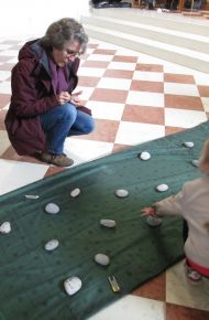 Namen der Kinder werden auf den Stein geschrieben
