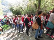 Frauen pilgernd unterwegs