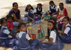 Schulmädchen bei der Pause