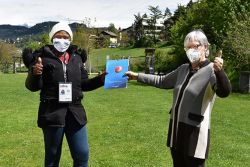 Geldübergabe an Zebra